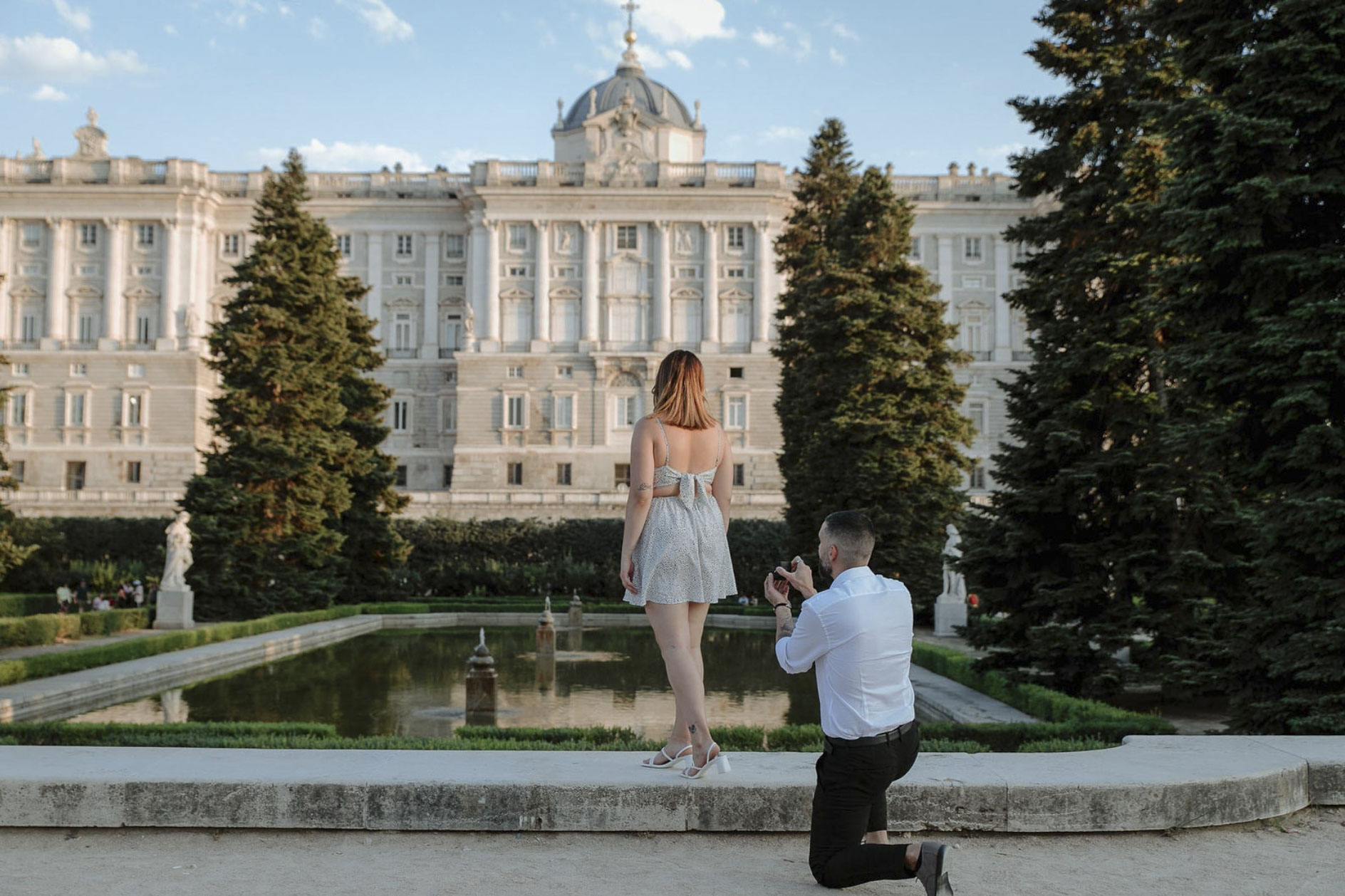 fotografia de pedida de mano sorpresa en los jardines de sabatini de madrid
